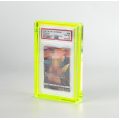 Μαγνητική Διαφανής Ακρυλική Θήκη για PSA Graded Card με Neon Κίτρινη Προστατευτική Ενίσχυση  Στο Πλαίσιο  – Premium Display Stand