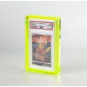 Μαγνητική Διαφανής Ακρυλική Θήκη για PSA Graded Card με Neon Κίτρινη Προστατευτική Ενίσχυση  Στο Πλαίσιο  – Premium Display Stand